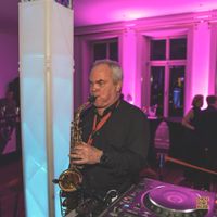 Fullhousenights, Fallhouse Night, Event&shy;management, Hamburg, Planung, Veranstaltung, Event, Management, Organisation, Feier, Club, Tanzfl&auml;che, Floor, Dance, Musik, Saxofon, Instrument, Spielen, Musikinstrument