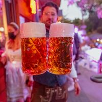 Fullhousenights, Fallhouse Night, Event&shy;management, Hamburg, Planung, Veranstaltung, Event, Management, Organisation, Feier, Bier, Fass, Krug, Oktoberfest